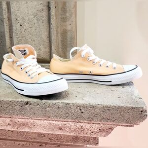 Like New Converse Chuck Taylor All Star Low-Top Sneakers (W8/M6) Unisex